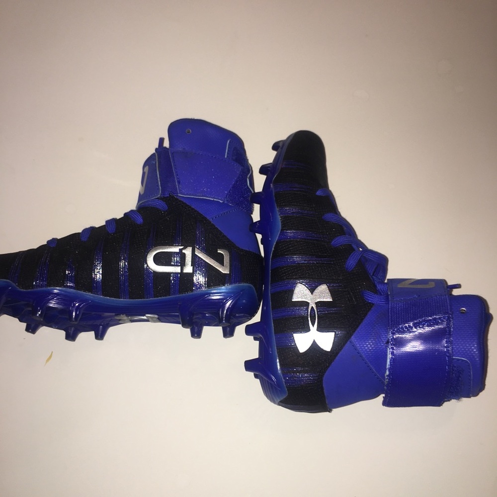 Under armor youth cleats size y2.